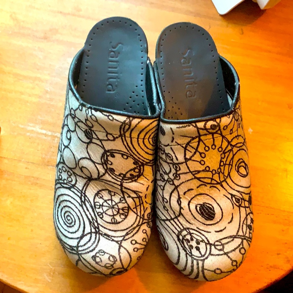 Sanita clogs, perfect for fall/winter! Barely worn, Boucle clogs. Size 9/39.